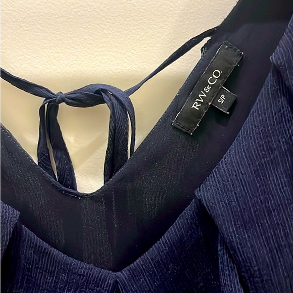 RW&CO. dark blue top, size Small - Picture 3 of 4